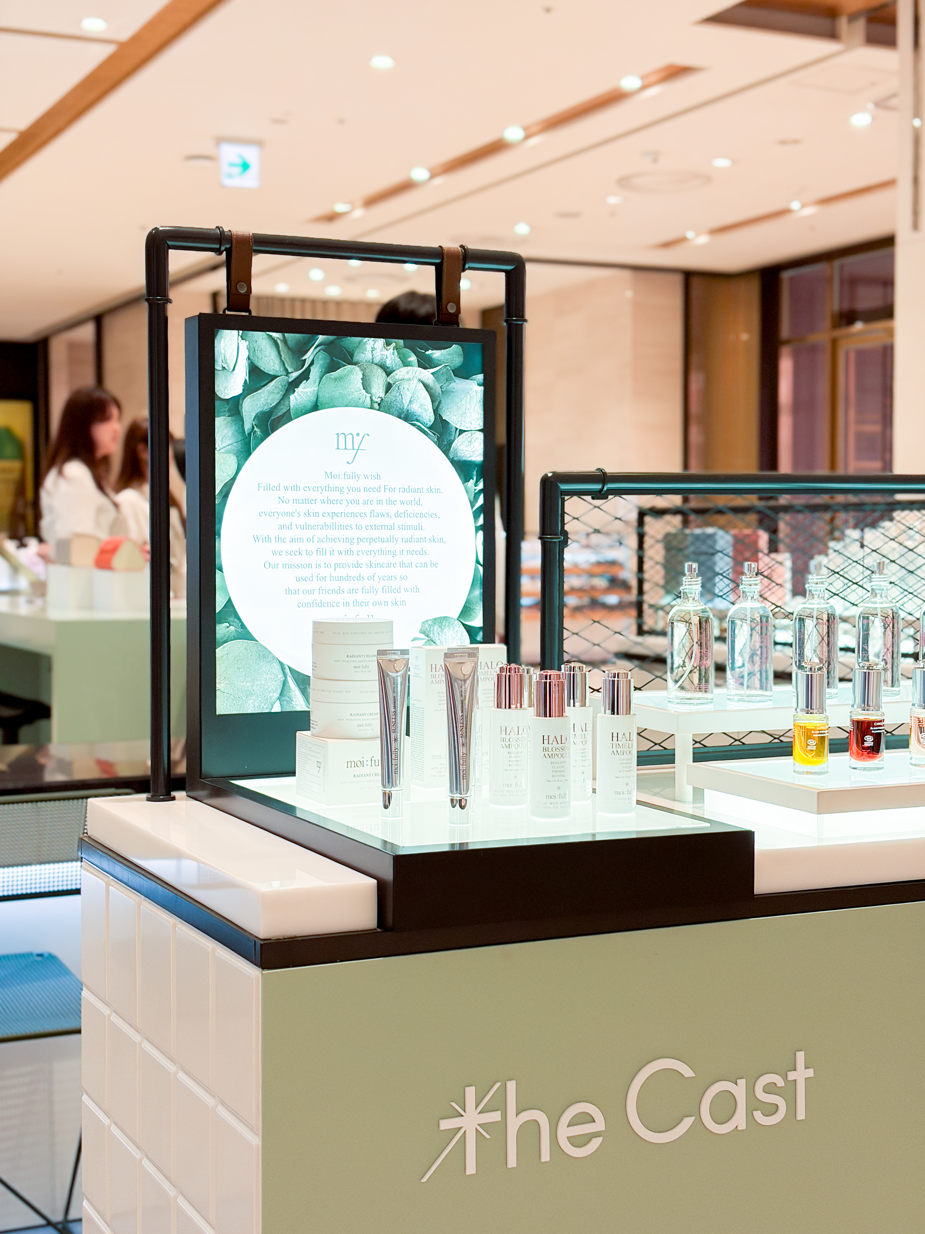 The Cast beauty display detail